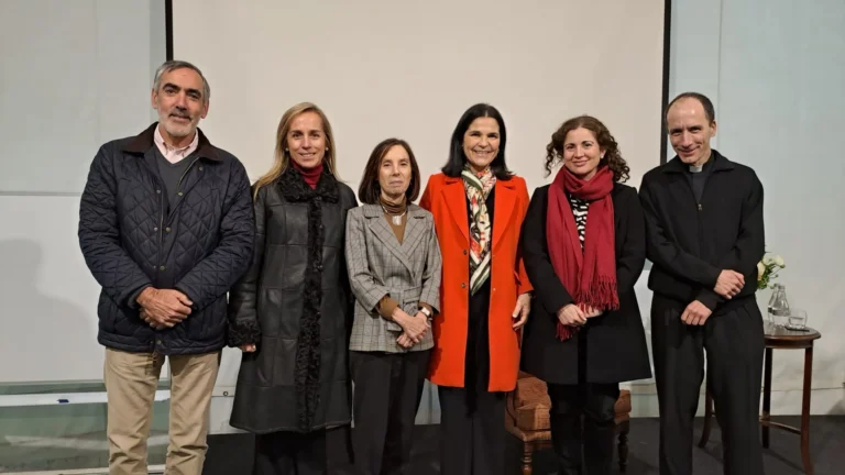 Académica Pilar Río y el padre Álvaro Palacios participan de conversatorio en SEDUC