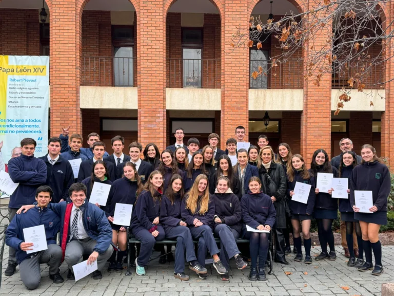 Alumnos de nuestros colegios se titulan del curso «Mi Opinión Importa»
