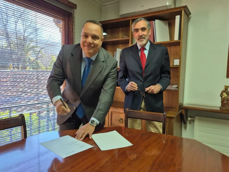 SEDUC firma convenio con Oxford University Press